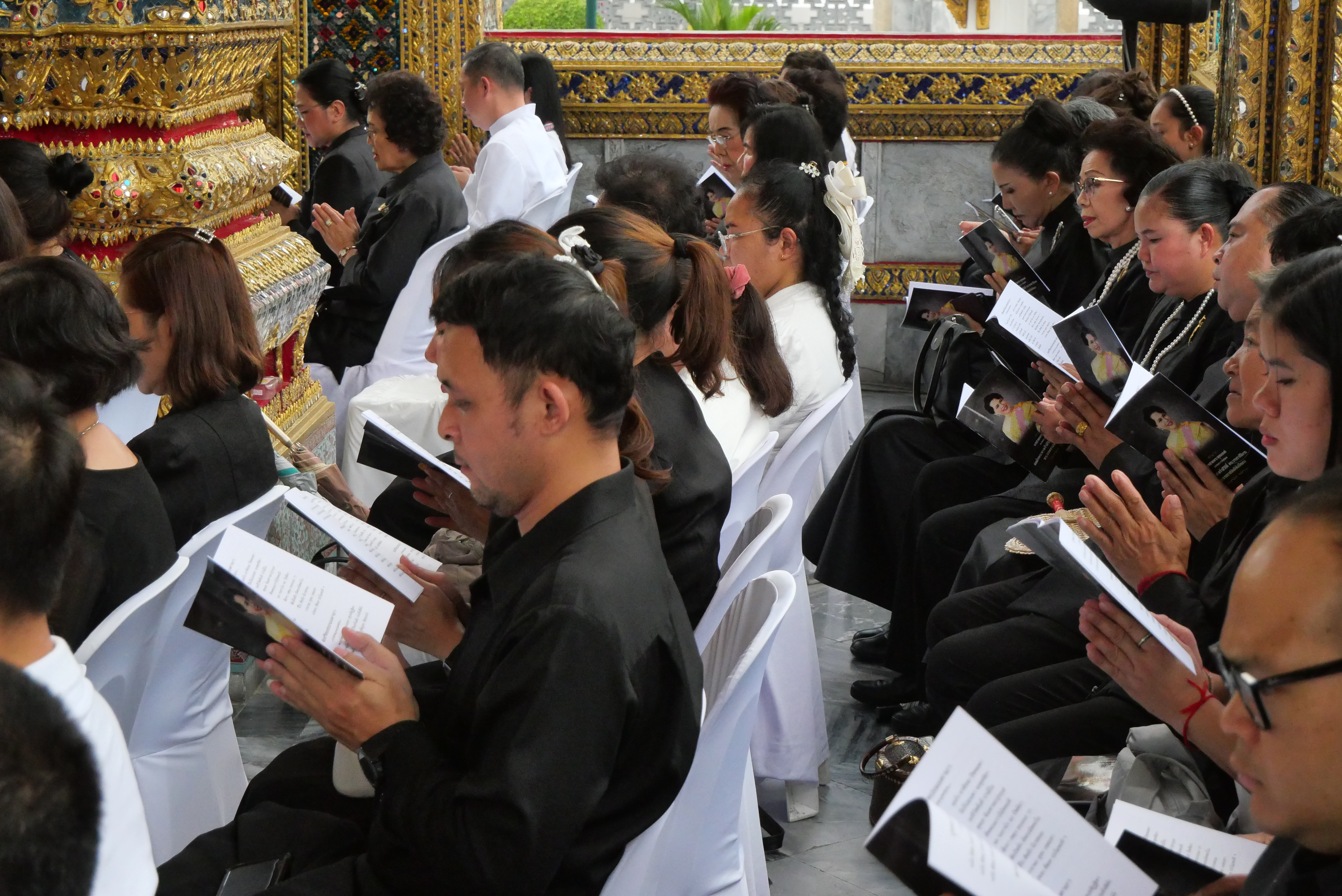 title - ส.ป.ก. ร่วมพิธีสวดพระพุทธมนต์ และเจริญจิตตภาวนาอุทิศถวายพระราชกุศลแด่ สมเด็จพระนางเจ้าสิริกิติ์ พระบรมราชินีนาถ พระบรมราชชนนีพันปีหลวง ณ พระอุโบสถวัดพระศรีรัตนศาสดาราม